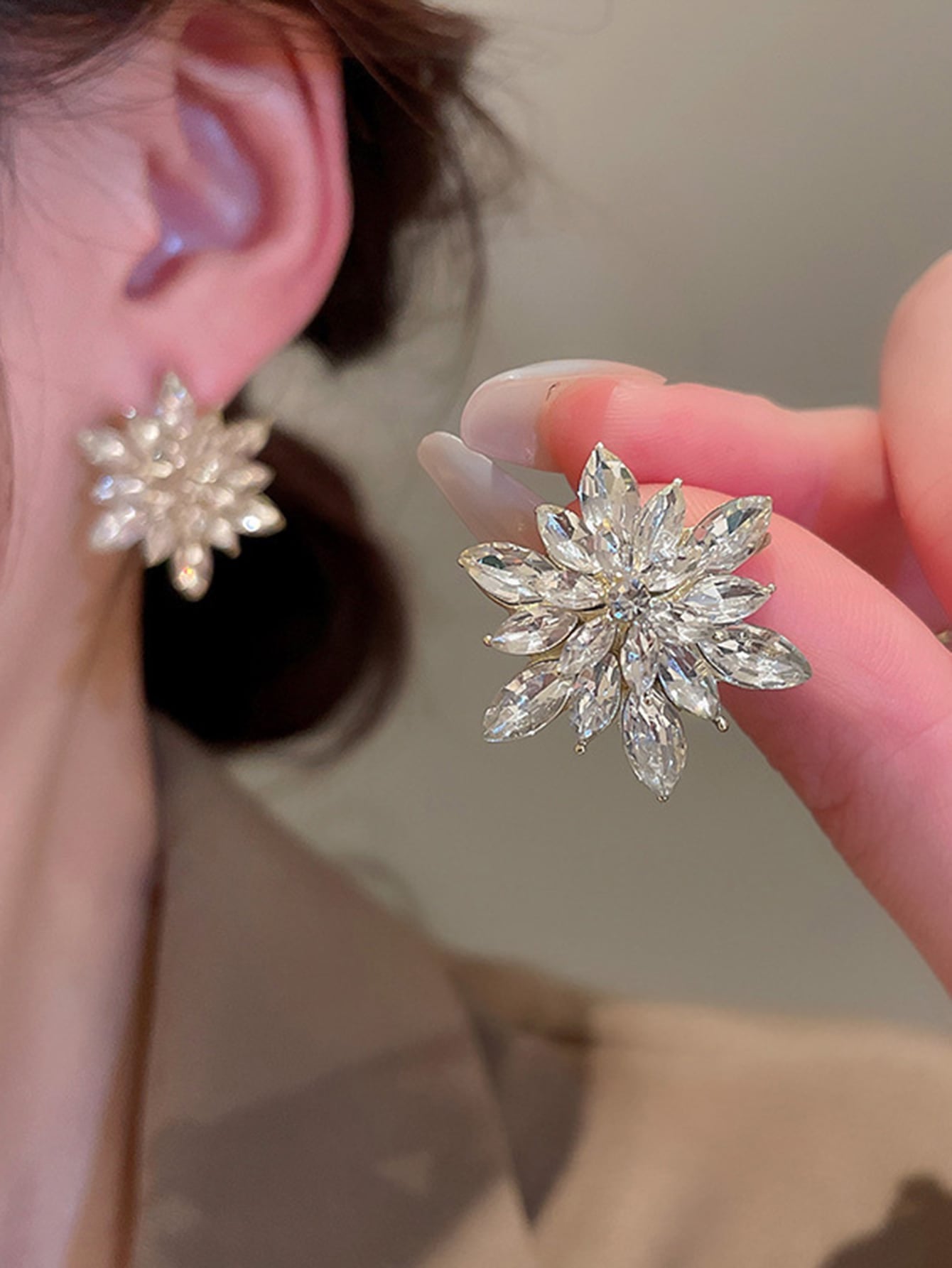 Clous d’oreilles à strass à fleur